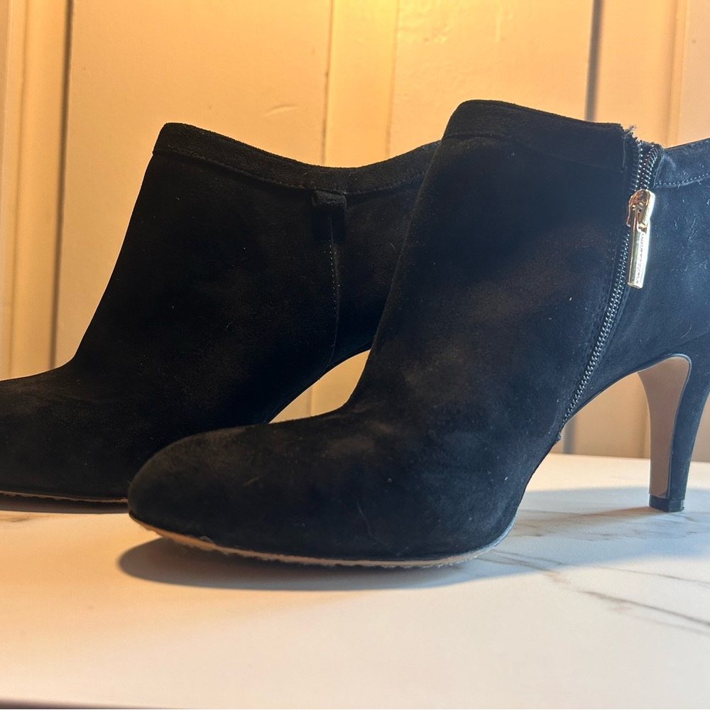Vince Camuto Black Heeled Boots with Sleek Silhouette